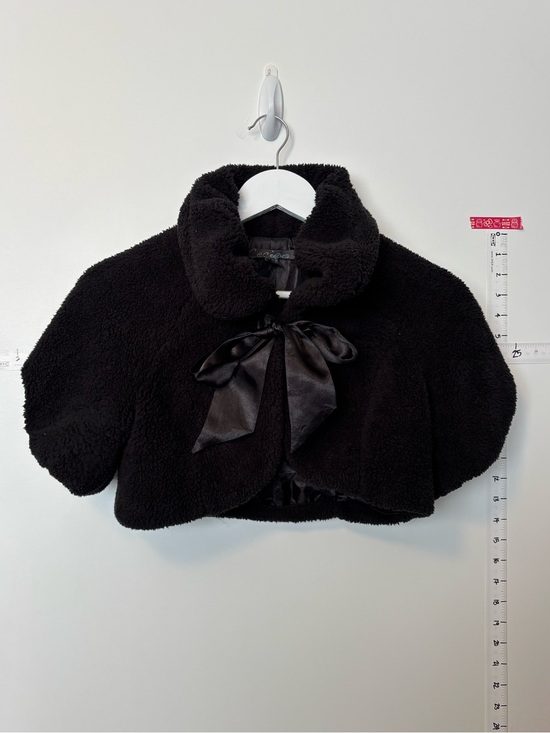 Jackets & Blazers - Black Faux Fur Fleece Capelet Jacket with Satin Bow Sz M.